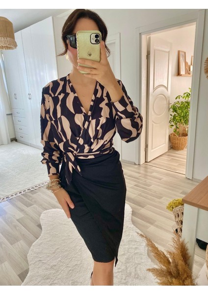 Eyesof Kadın Uzun Kollu Kruvaze Yaka Dijital Baskılı Fiyonk Detay Atlas Kumaş Elbise