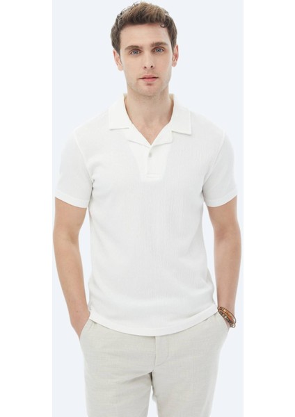 Beyaz Jakarlı Küba Yaka Pamuk Karışımlı T-Shirt