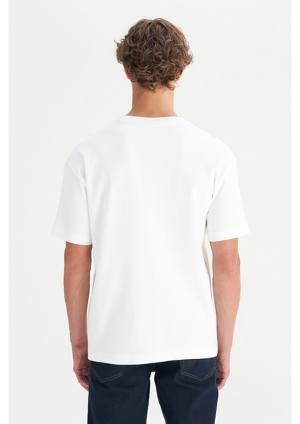 %100 Pamuk Relaxed Fit Rahat Kesim Bisiklet Yaka Minimal Logo Detaylı Tişört indirimleri