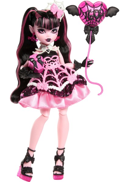 ® DOĞUM GÜNÜ™ DRACULAURA™ Bebek Parti elbisesi giyen ve bir elinde balon, diğer elinde hediyesini tutan Monster High Doğum Günü Draculaura bebek JBG74