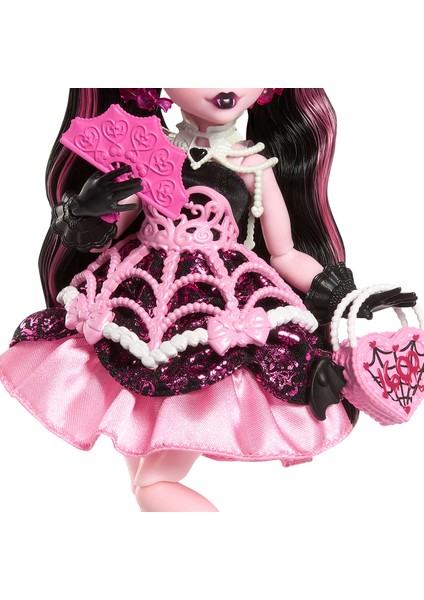® DOĞUM GÜNÜ™ DRACULAURA™ Bebek Parti elbisesi giyen ve bir elinde balon, diğer elinde hediyesini tutan Monster High Doğum Günü Draculaura bebek JBG74 modelleri