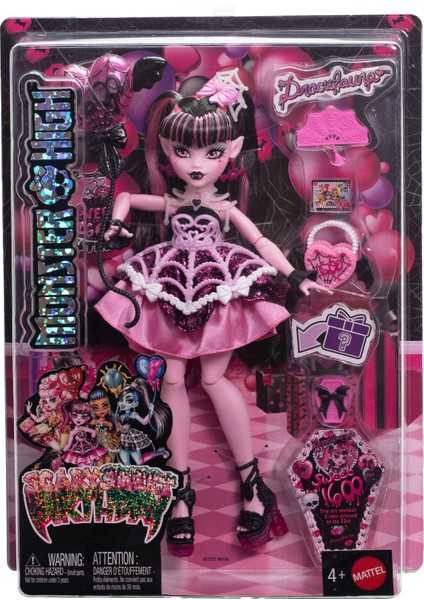® DOĞUM GÜNÜ™ DRACULAURA™ Bebek Parti elbisesi giyen ve bir elinde balon, diğer elinde hediyesini tutan Monster High Doğum Günü Draculaura bebek JBG74