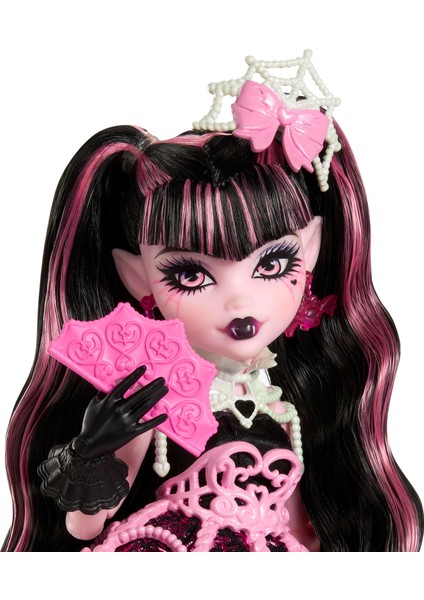 ® DOĞUM GÜNÜ™ DRACULAURA™ Bebek Parti elbisesi giyen ve bir elinde balon, diğer elinde hediyesini tutan Monster High Doğum Günü Draculaura bebek JBG74 fırsatları