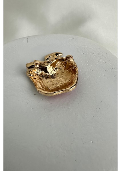 Kırmızı Mineli Taş Detaylı Yarım Elma Broş (3cm) fiyatları