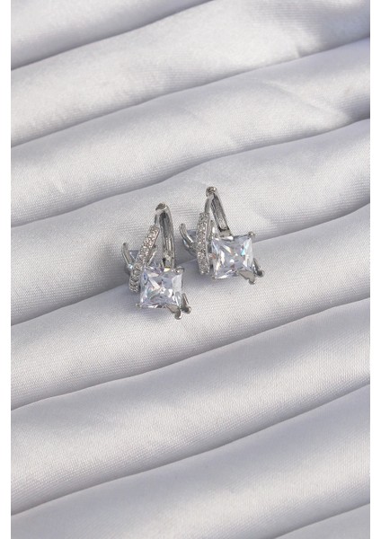 Pirinç Gümüş Renk Iri Zirkon Taşlı Kıvrımlı Minimal Kelebekli Halka Küpe - TJ-BKP9288