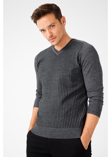 Erkek Önü Çizgili V Yaka Triko Kazak Füme modelleri