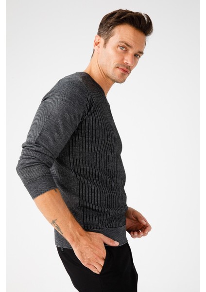 Erkek Önü Çizgili V Yaka Triko Kazak Füme fırsatları