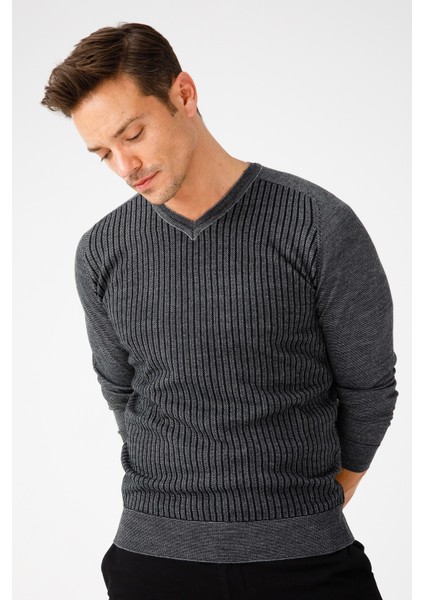 Erkek Önü Çizgili V Yaka Triko Kazak Füme indirimleri