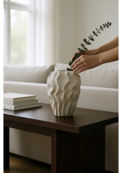 Serenité Bej Dalgalı Sarmaşık Desenli Seramik Vazo (18x25.5 cm) fiyatları