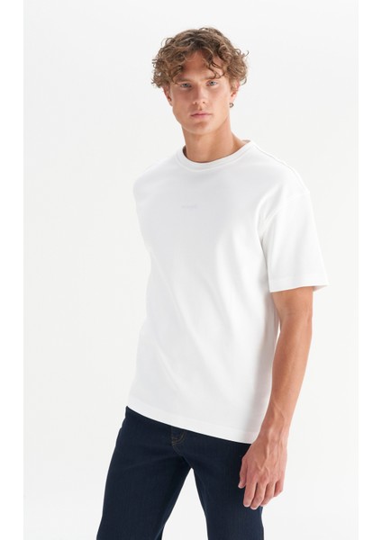 %100 Pamuk Relaxed Fit Rahat Kesim Bisiklet Yaka Minimal Logo Detaylı Tişört