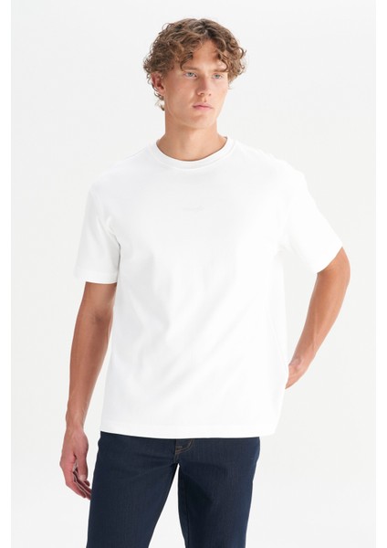 %100 Pamuk Relaxed Fit Rahat Kesim Bisiklet Yaka Minimal Logo Detaylı Tişört modelleri