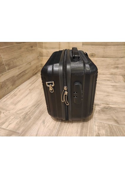 Şık Siyah Makyaj Çantası - Travel Polo, Hafif ve Kullanışlı Tasarım fiyatları