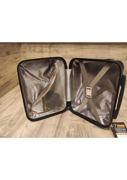 Şık Siyah Makyaj Çantası - Travel Polo, Hafif ve Kullanışlı Tasarım