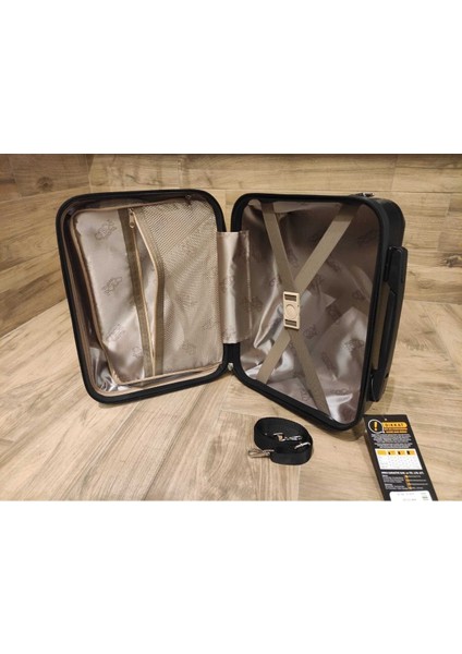 Şık Siyah Makyaj Çantası - Travel Polo, Hafif ve Kullanışlı Tasarım