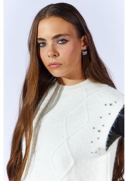 Kadın Ekru Bisiklet Yaka Desenli Triko Süveter fırsatları