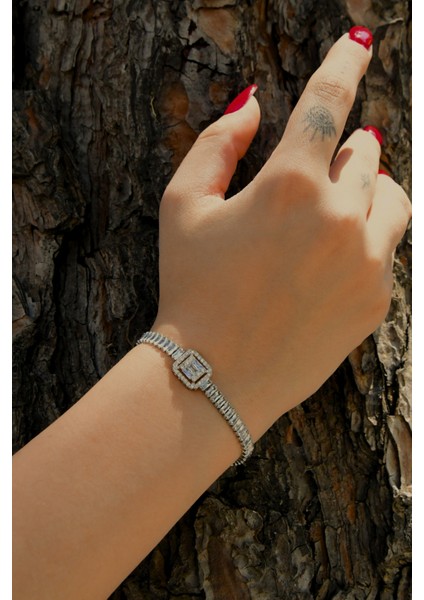 Dikdörtgen Sıralı Zirkon Taşlı Baget Model Kadın Çelik Zincir Bileklik