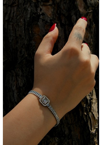 Dikdörtgen Sıralı Zirkon Taşlı Baget Model Kadın Çelik Zincir Bileklik fiyatları