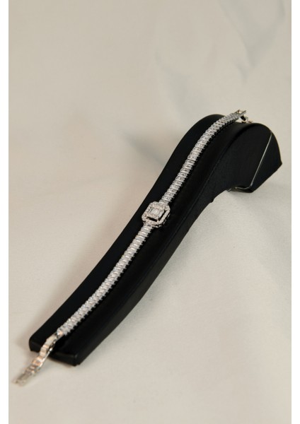 Dikdörtgen Sıralı Zirkon Taşlı Baget Model Kadın Çelik Zincir Bileklik fırsatları