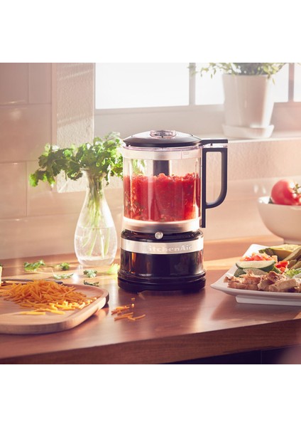 Modern Siyah Mutfak Robotu, 1,19 L Kapasiteli, Kullanışlı ve Şık Tasarım.