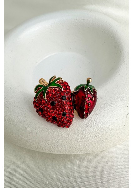 Kırmızı Taş Detay Mineli Ikili Çilek Broş (3cm) fırsatları