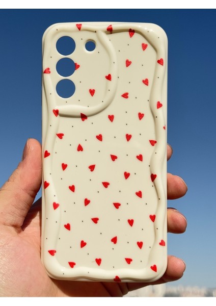 Samsung Galaxy S21 Fe Kılıf Kamera Korumalı Dalga Kenarlı Kırmızı Kalp Desenli Silikon Kapak
