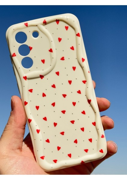 Samsung Galaxy S21 Fe Kılıf Kamera Korumalı Dalga Kenarlı Kırmızı Kalp Desenli Silikon Kapak