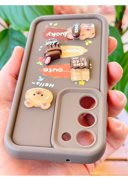 Samsung Galaxy S22 Kılıf Tasarımlı Desenli Kamera Korumalı Ayıcık Kahve Renkli Yumuşak Silikon Kap