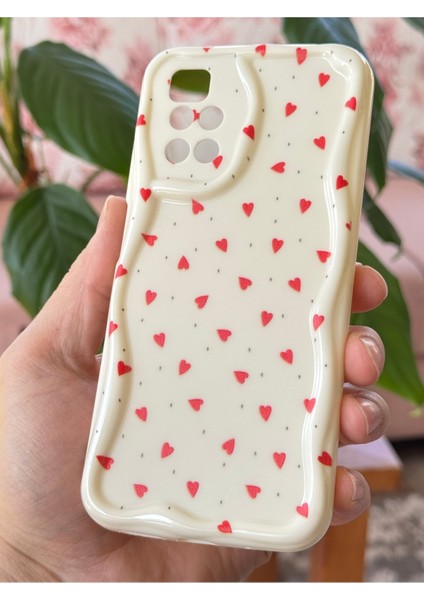 Xiaomi Redmi 10 2022 Kılıf Kamera Korumalı Dalga Kenarlı Kırmızı Kalp Desenli Silikon Kapak