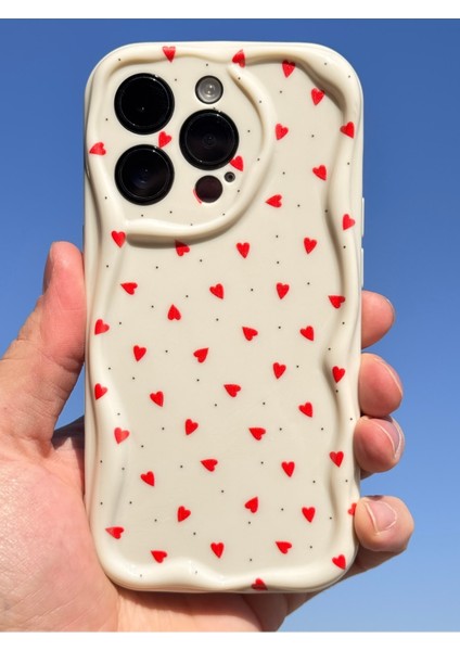 Apple iPhone 16 Pro Kılıf Kamera Korumalı Dalga Kenarlı Kırmızı Kalp Desenli Silikon Kapak
