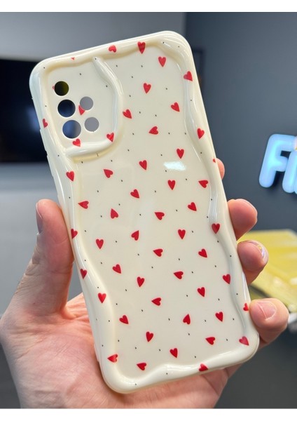 Samsung Galaxy A71 Kılıf Kamera Korumalı Dalga Kenarlı Kırmızı Kalp Desenli Silikon Kapak