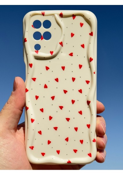 Samsung Galaxy A12 - M12 Kılıf Kamera Korumalı Dalga Kenarlı Kırmızı Kalp Desenli Silikon Kapak