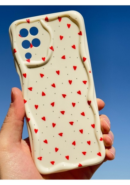 Samsung Galaxy A12 - M12 Kılıf Kamera Korumalı Dalga Kenarlı Kırmızı Kalp Desenli Silikon Kapak
