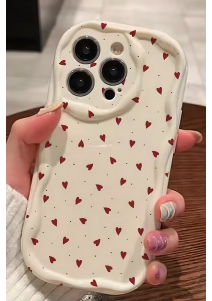 iPhone 11 Pro Max Kılıf Kamera Korumalı Dalga Kenarlı Kırmızı Kalp Desenli Silikon Kapak