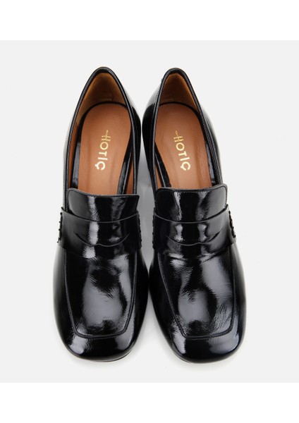 01AYH312780A100 KADIN Rugan Deri Siyah Topuklu Klasik Loafer