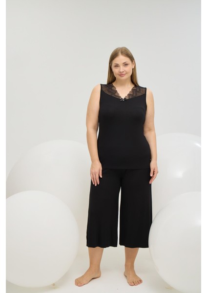 Kadın Büyük Beden Siyah Sıfır Kollu V Yaka Dantel Detaylı Kapri Pijama Takımı C4T7N761