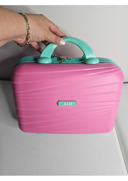 Şık ve Pratik Pembe Seyahat ve Makyaj Çantası, Hafif ve Kullanışlı Tasarım