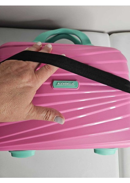 Şık ve Pratik Pembe Seyahat ve Makyaj Çantası, Hafif ve Kullanışlı Tasarım fiyatları