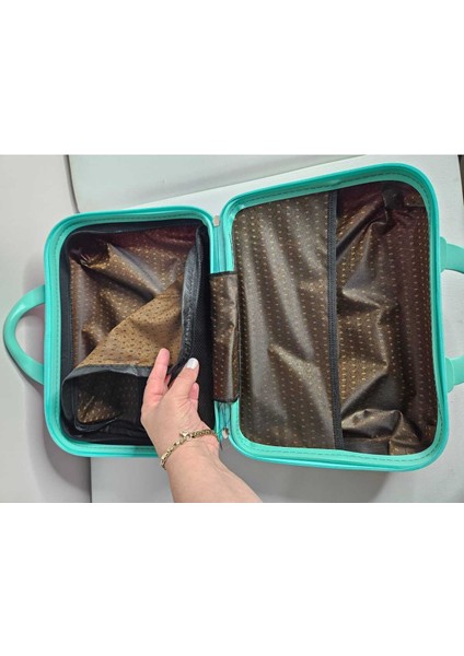 Şık ve Pratik Pembe Seyahat ve Makyaj Çantası, Hafif ve Kullanışlı Tasarım fırsatları