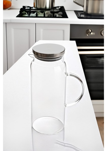 Mia Krom Kapaklı Isıya Dayanıklı Borosilikat Süzgeçli Cam Sürahi 1500 ml