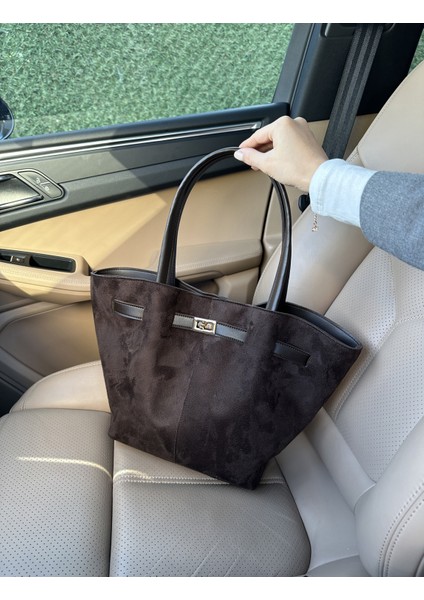 Süet Deri Mıknatıs Kapamalı Kilit Detaylı El ve Omuz Çantası