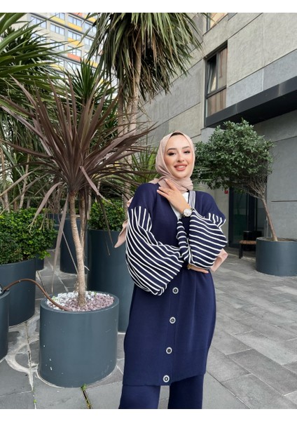 Kadın Oversize Triko Takım – Çizgili Kol Üst ve Pantolon
