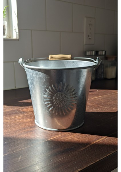 Metal Çok Amaçlı 2.3 Litre Güneş Kabartmalı Mini Kova - Dekoratif Saklama Kabı (14 cm) fiyatları