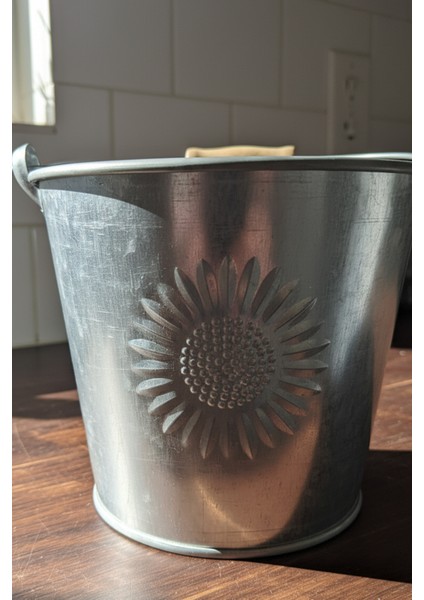 Metal Çok Amaçlı 2.3 Litre Güneş Kabartmalı Mini Kova - Dekoratif Saklama Kabı (14 cm)