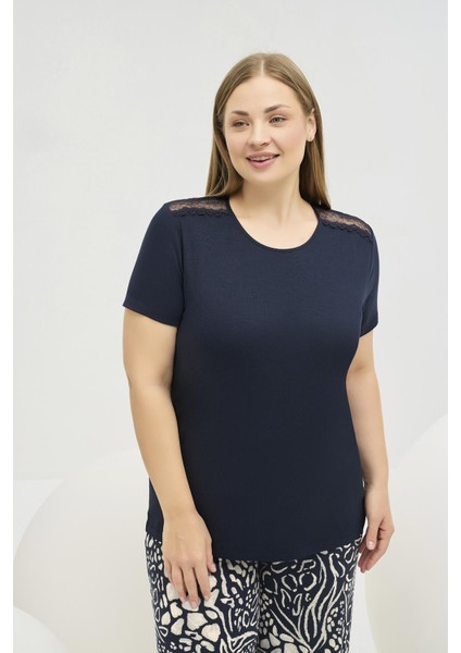 Kadın Büyük Beden Lacivert Dantel Detaylı Bisiklet Yaka Kısa Kollu Kapri Pijama Takımı C0T2N761 fiyatları