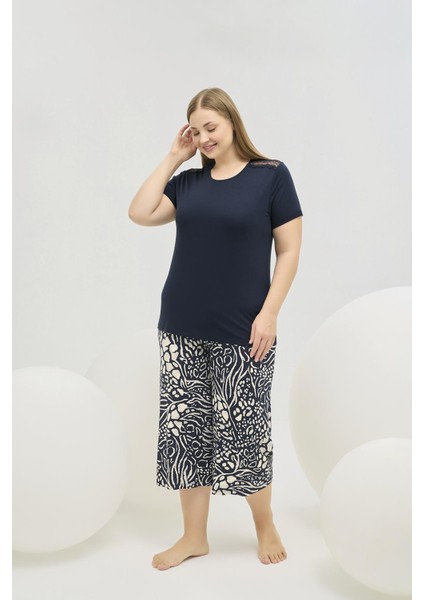 Kadın Büyük Beden Lacivert Dantel Detaylı Bisiklet Yaka Kısa Kollu Kapri Pijama Takımı C0T2N761 modelleri