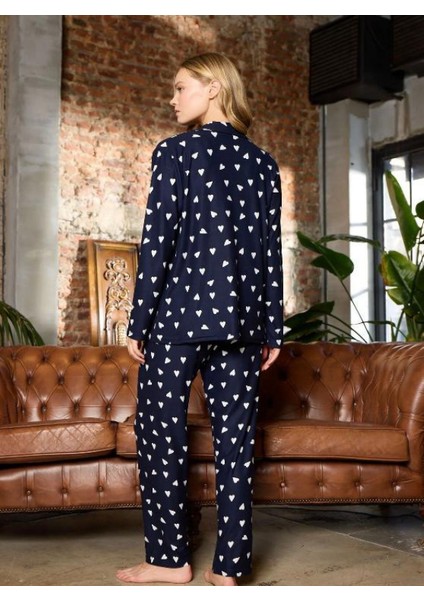 Kadın Süet Kumaş Pijama Takımı – Lacivert Beyaz Kalp Desenli, Uzun Kollu modelleri