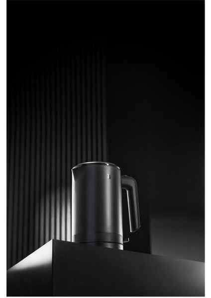 Çelik Siyah Su Isıtıcı 0,8 L, 1800 W, Pratik ve Dayanıklı Kullanım Sağlar.