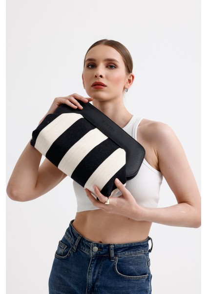 Kadın Siyah Çizgi Desenli Kanvas Clutch El Çantası