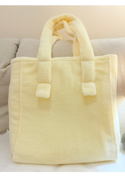 Beyaz Şık ve Kullanışlı Küçük Çanta, Günlük ve Özel Kullanımlar Için Ideal.