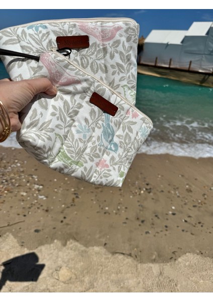 Canlı Mavi Kuş Desenli Şık Makyaj Çantası, Pratik ve Şık Tasarım fırsatları